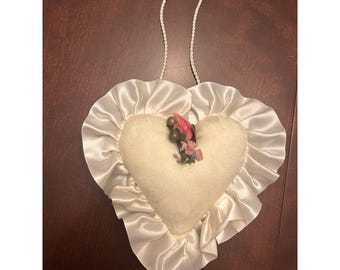 Adorno floral en forma de corazón de satén de Victoria's Secret, estilo vintage, femenino y romántico.