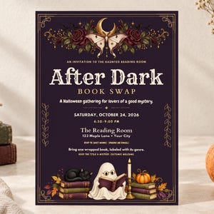 Könnte beinhalten: Eine rechteckige Einladungskarte mit dunkelviolettem Hintergrund und goldenem Text, der After Dark Book Swap, An Invitation to the Haunted Reading Room sowie Veranstaltungsdetails zeigt. Das Design enthält einen Nachtfalter, Rosen, ein Gespenst und Bücher.