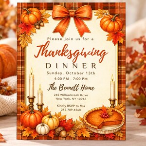 Könnte beinhalten: Eine Einladungskarte zum Thanksgiving-Dinner mit kariertem Rand, orangefarbenen Kürbissen, Herbstblättern, einer großen Schleife und Kerzen. Der Text lautet: Please join us for a Thanksgiving DINNER, Sunday, October 13th, 4:00 PM - 7:00 PM, The Bennett Home, 245 Willowbrook Drive, New York, NY 10012, Kindly RSVP to Mia 212.789.4560.