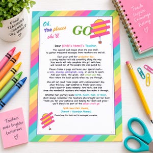 Könnte beinhalten: Eine rechteckige Anleitungskarte mit regenbogenfarbenem Streifenrand, die den Text Oh, the places she'll GO und ein Gedicht an eine Lehrkraft enthält. Die Karte zeigt zwei gelbe Ballongrafiken mit rosa Streifen und Platzhalter für Namen.