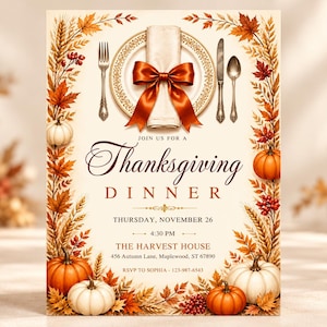 Könnte beinhalten: Eine Einladungskarte zum Thanksgiving-Dinner mit einem Rand aus Herbstblättern, Weizen und Kürbissen. Oben befindet sich ein Teller mit Serviette und roter Schleife, flankiert von einer Gabel, einem Messer und einem Löffel mit Textdetails.