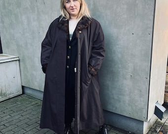 Casaco vintage marrom escuro com gola de pele sintética • Elegante casaco longo de inverno dos anos 80 • Bevell Finland • Tamanhos XL a XXL • Sobretudo clássico com botões • Estilo nórdico vintage
