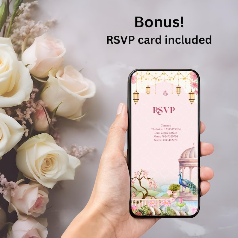 K&ouml;nnte beinhalten: Ein Smartphone zeigt eine rosa RSVP-Karte mit Blumen- und Pfau-Illustrationen. Die Karte enth&auml;lt das Wort "RSVP" und Kontaktinformationen. Das Bild ist vor einem Hintergrund aus wei&szlig;en und rosa Rosen platziert.