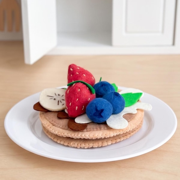 Felt Pancakes Play Food Set, Fake Food for Toy Kitchen, Montessori Toddler Gift, Pretend Play Breakfast, Felt Strawberry and Blueberry Toy