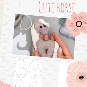 以下が含まれることがあります： 「DIGITAL DOWNLOAD」および「CUTE HORSE」というテキストが記載された馬のクラフトプロジェクト用デジタルダウンロードファイル。画像には、白いたてがみと尻尾を持つ、質感のある薄茶色の小さなぬいぐるみ馬と、白いアウトラインのテンプレートが表示されています。