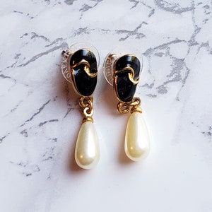 PIERCED Recycled Vintage Black and Gold Faux Pearl Drop Earrings Fashion Jewelry Pre-owned image 1