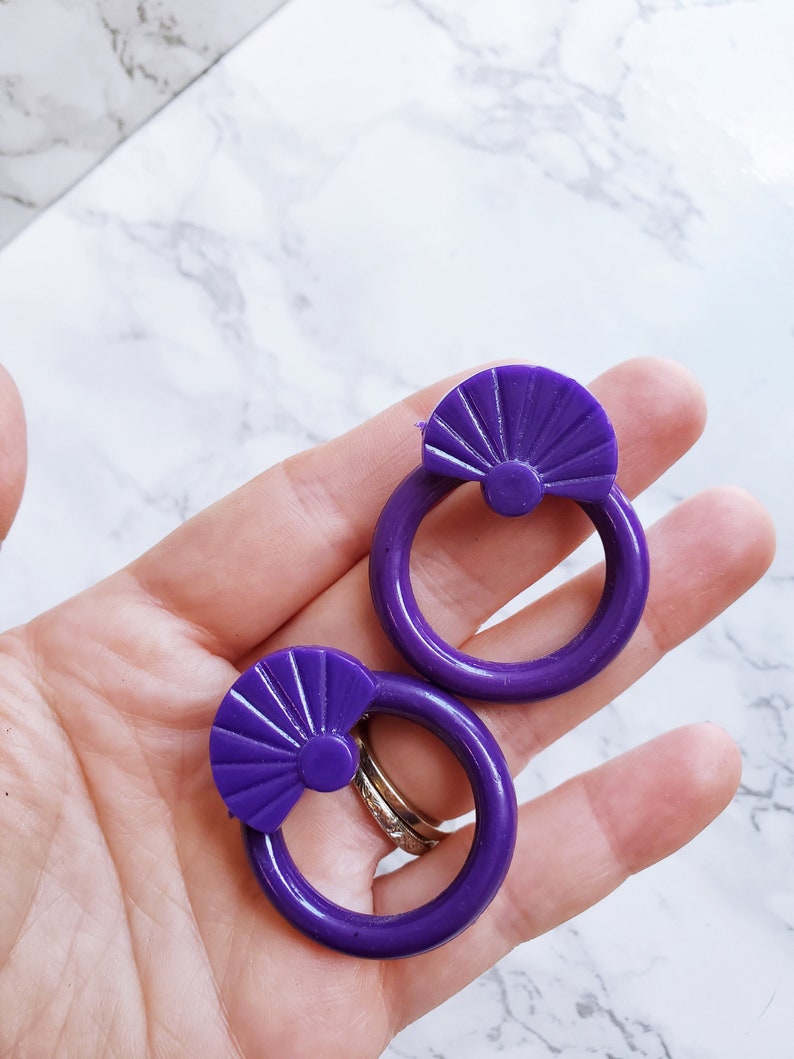 PIERCED Recycled Vintage Retro Purple Nurple Circle Hoop Fashion Costume Earrings imagem 1