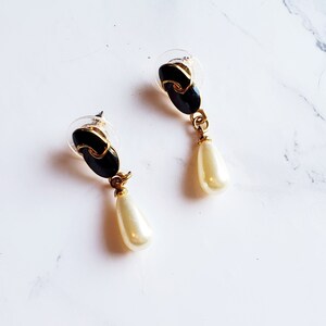 PIERCED Recycled Vintage Black and Gold Faux Pearl Drop Earrings Fashion Jewelry Pre-owned image 3