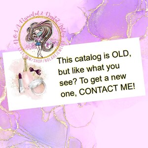 Op de afbeelding: Een witte kaart met de tekst "This catalog is OLD, but like what you see? To get a new one, CONTACT ME!" op een paarse achtergrond met een cartoonillustratie van een meisje dat een gezichtsmasker en een roze strik draagt.