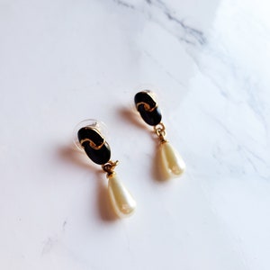 PIERCED Recycled Vintage Black and Gold Faux Pearl Drop Earrings Fashion Jewelry Pre-owned image 2