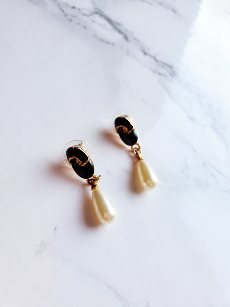 PIERCED Recycled Vintage Black and Gold Faux Pearl Drop Earrings Fashion Jewelry Pre-owned image 2