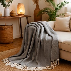 織りツイードヘリンボーンウール混紡スロー（フリンジ付き）