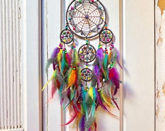 Tęczowy łapacz snów w stylu boho – dekoracja z kolorowych piór (17×80 cm)