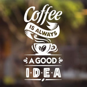 Op de afbeelding: Witte afbeelding met de tekst "Coffee is Always a Good Idea" met een koffiekopje met stoom en koffiebonen. Het ontwerp staat tegen een vage, natuurlijke achtergrond.
