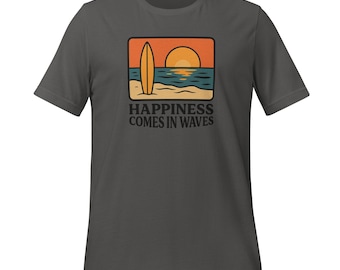 Unisex surf T-shirt – “Happiness Comes in Waves”, sunset & surfboard. Gift surfer / good vibes.