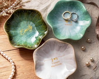 Benutzerdefinierte Keramik verlobt Ringschale, Schmuckschale mit Namen, Schmuckstück Schale für Hochzeit Datum Geschenke, Brautjungfer Geschenk, Ringtablett für Mr und Mrs