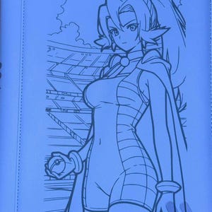 以下が含まれることがあります： 青いバインダーには、女性キャラクターの様式化されたアニメイラストが描かれています。キャラクターはボディスーツとケープを着て、小さなボールを持っています。背景には未来的な都市景観が描かれています。
