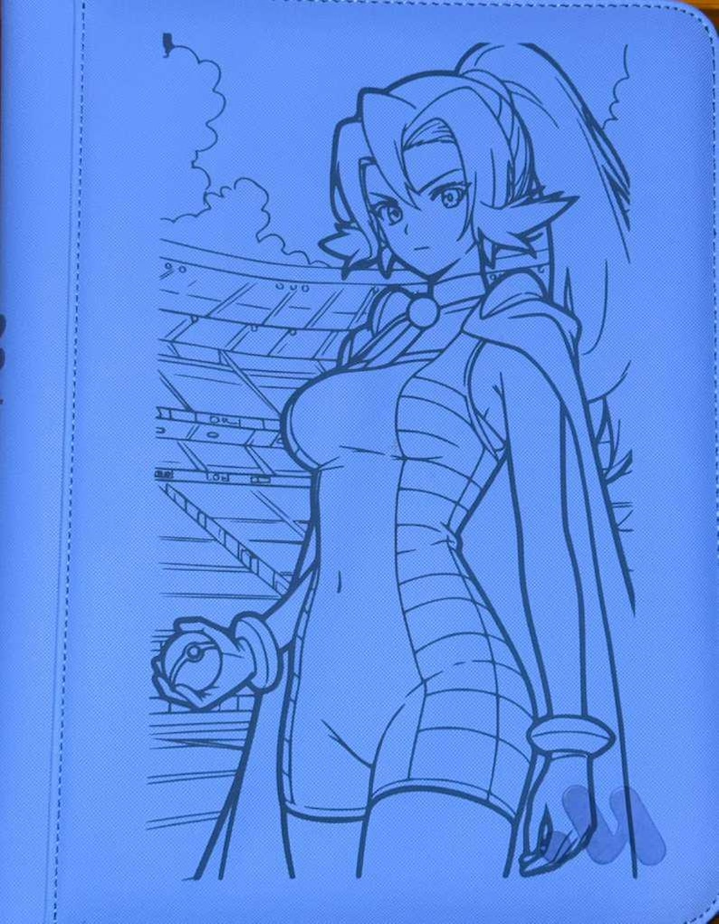以下が含まれることがあります： 青いバインダーには、女性キャラクターの様式化されたアニメイラストが描かれています。キャラクターはボディスーツとケープを着て、小さなボールを持っています。背景には未来的な都市景観が描かれています。