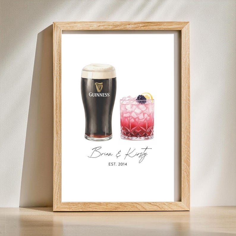 Może przedstawiać: Oprawiony wydruk z akwarelowymi ilustracjami kufla Guinnessa i r&oacute;żowego koktajlu z lodem. Wydruk zawiera imiona "Brian & Kirsty" oraz rok "EST. 2014" w ozdobnej czcionce.