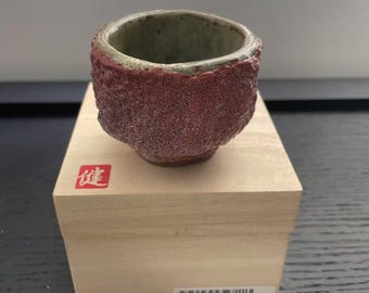 20世紀初頭から中期にかけて美濃地方で作られた志野茶碗。日本の侘び
