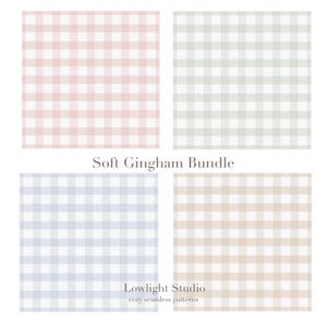 Może przedstawiać: Cztery wzory w kratę gingham w pastelowych kolorach: różowym, zielonym, niebieskim i beżowym. Tekst "Soft Gingham Bundle" jest wyświetlany nad wzorami, z "Lowlight Studio" i "cozy seamless patterns" poniżej.