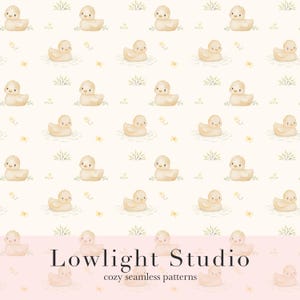 Könnte beinhalten: Ein nahtloses Muster mit Aquarellillustrationen von gelben Gummienten, die im Wasser schwimmen. Die Enten sind von kleinen Grasbüscheln und winzigen gelben Blumen auf cremefarbenem Hintergrund umgeben. Der Text "Lowlight Studio" und "cozy seamless patterns" befindet sich unten.