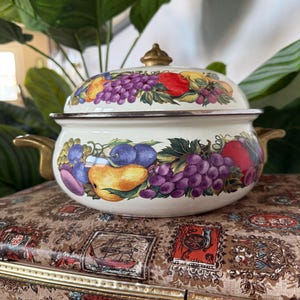 Vintage Cornucopia enamel Dutch oven