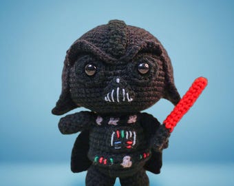Patrón de muñeco de ganchillo amigurumi Darth Vader, villano del espacio oscuro, casco de guerrero galáctico de peluche PDF