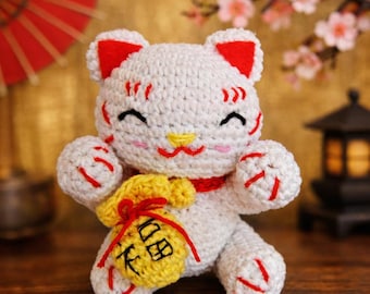 Patrón de muñeco amigurumi de gato de la suerte fácil en PDF para principiantes