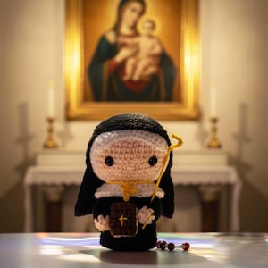 Tutorial para principiantes sobre el patrón de la muñeca de ganchillo de la monja católica Santa Escolástica.