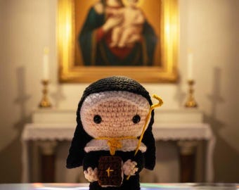 Tutorial para principiantes sobre el patrón de la muñeca de ganchillo de la monja católica Santa Escolástica.