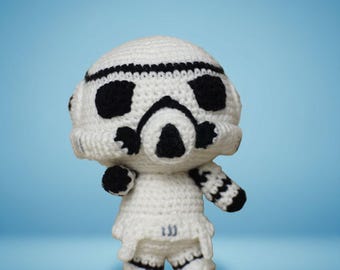 Patrón de muñeco amigurumi de ganchillo Space Soldier Stromp: Guerrero galáctico de peluche. Tutorial fácil de juguete de ciencia ficción a crochet en PDF.