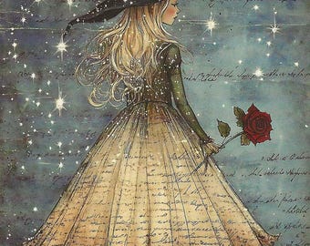 Puede incluir: Una ilustración digital de una figura con un sombrero de bruja alto, oscuro y con estrellas, y una falda larga de color beige con texto en cursiva. La figura tiene el pelo largo y rubio, viste una blusa verde oscuro y sostiene una rosa roja.
