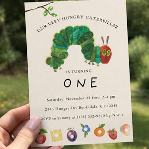 以下が含まれることがあります： 「OUR VERY HUNGRY CATERPILLAR」のテキストと、カラフルなイモムシのイラストが描かれたクリーム色の誕生日招待状。「IS TURNING ONE」と書かれており、イベントの詳細が含まれています。