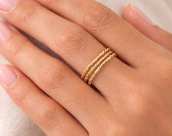 Set med stapelringar i guld – minimalistisk texturerad ring,