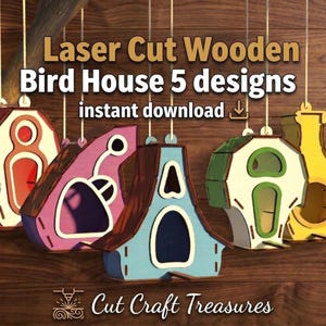 Può includere: Cinque casette per uccelli in legno tagliate al laser in vari colori, tra cui rosso, rosa, blu, verde e giallo, appese su uno sfondo di legno. Il testo "Laser Cut Wooden Bird House 5 designs instant download" è visibile.