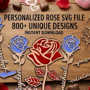 Op de afbeelding: Houten roos SVG-bestand ontwerpen met de tekst "PERSONALIZED ROSE SVG FILE 800+ UNIQUE DESIGNS INSTANT DOWNLOAD". De afbeelding toont lasergesneden rozen in blauw, rood en natuurlijke houttinten, met gepersonaliseerde namen. Decoratieve elementen zijn harten en chocolaatjes.