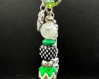 Colgante para bolso de graduación de la escuela de enfermería: Clase de 2026, colgantes plateados, bolso brillante verde, blanco y negro.