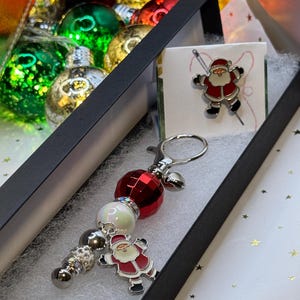 Stitcher's Geschenk Set Scissor Anhänger und Needleminder Weihnachten Red White Santa Candy Jingle Bells