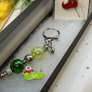 Sticker Geschenk Set Scheren Charm und Needleminder Weihnachten Elf Schuhe Silber Grün Rot