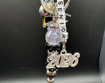 Colgante para bolso de graduación de último año: Colgantes plateados de la clase de 2026, bolso brillante en blanco y negro.