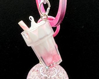 Charm para bolso con forma de bebida rosa con hielo espumoso: llavero con brillo para mochila, único y hecho a mano.