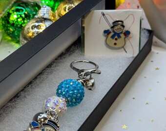 Set de regalo con dije de tijera y recordatorio de aguja de muñeco de nieve de color azul para bordado de invierno