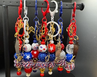 Juego de 7 llaveros de regalo patrióticos para retiros de costura: para compañeros de mesa, quilters y amigos del punto de cruz, con enhebrador de aguja y canilla personalizada.