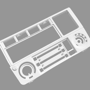 以下が含まれることがあります： 白のプラスチック製カーダッシュボードパネル。コントロールやディスプレイ用のさまざまな開口部があります。パネルには長方形と円形の切り欠きがあり、一連のスロットがあります。デザインはすっきりとしていて、機能性に重点を置いています。