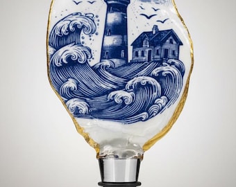 Decoupaged oesterwijnflestopper met grillig vuurtorenontwerp.  handgemaakt cadeau, schaalkunst, gunsten