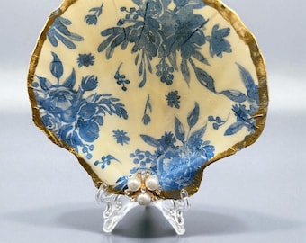 Schelpenschaaltje of sieradenschaaltje. Decoupage: grote coquille met blauw bloemenmotief.