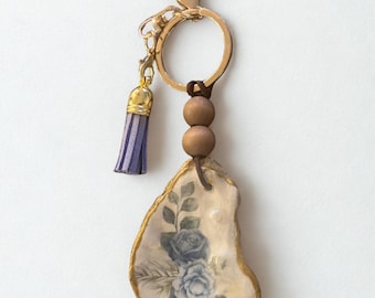 Decoupage Oyster-sleutelhanger met blauw bloemendessin: handgemaakt cadeau