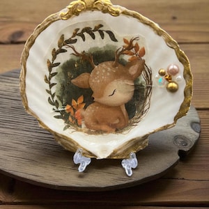 Ausgearbeitete Muschelkunst: Kleines Rentier. Große Jakobsmuschelschale für Schmuckschale, Schmuckschale, handgemachtes Geschenk, Muschelkunst, Gastgeschenke
