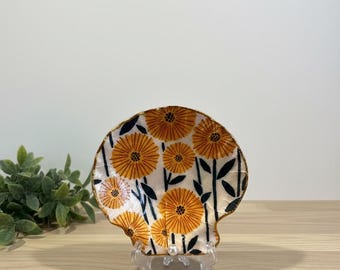 Trinketschaal met knipsel van sint-jakobsschelp: geel madeliefjepatroon